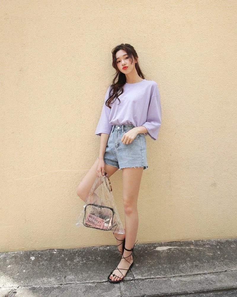 áo thun trơn tím pastel phối quần jean. (nguồn ảnh: internet.) áo thun trơn tím pastel phối quần jean. (nguồn ảnh: internet.)