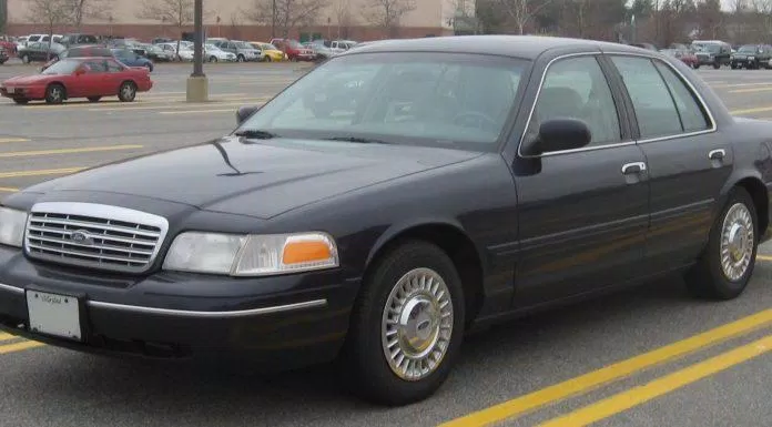 Ford Crown Victoria là mẫu xe được sử dụng nhiều bởi cảnh sát Mỹ. Ảnh: internet
