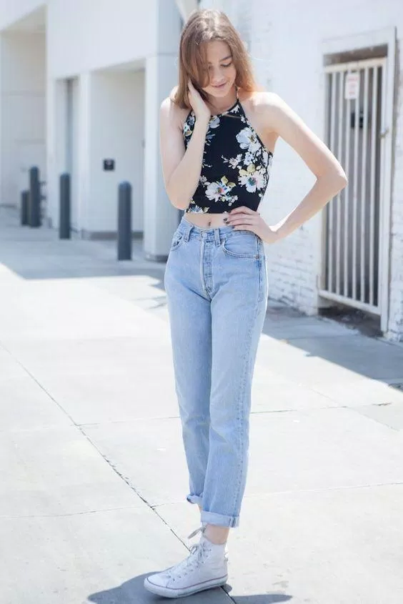 áo croptop hoa mix cùng quần jean xanh. (nguồn ảnh: internet.)