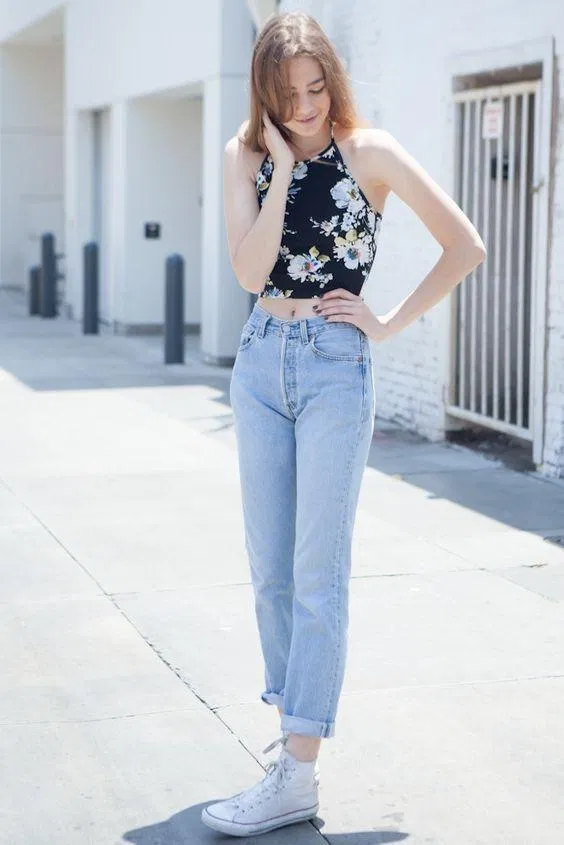 áo croptop hoa mix cùng quần jean xanh. (nguồn ảnh: internet.) áo croptop hoa mix cùng quần jean xanh. (nguồn ảnh: internet.)