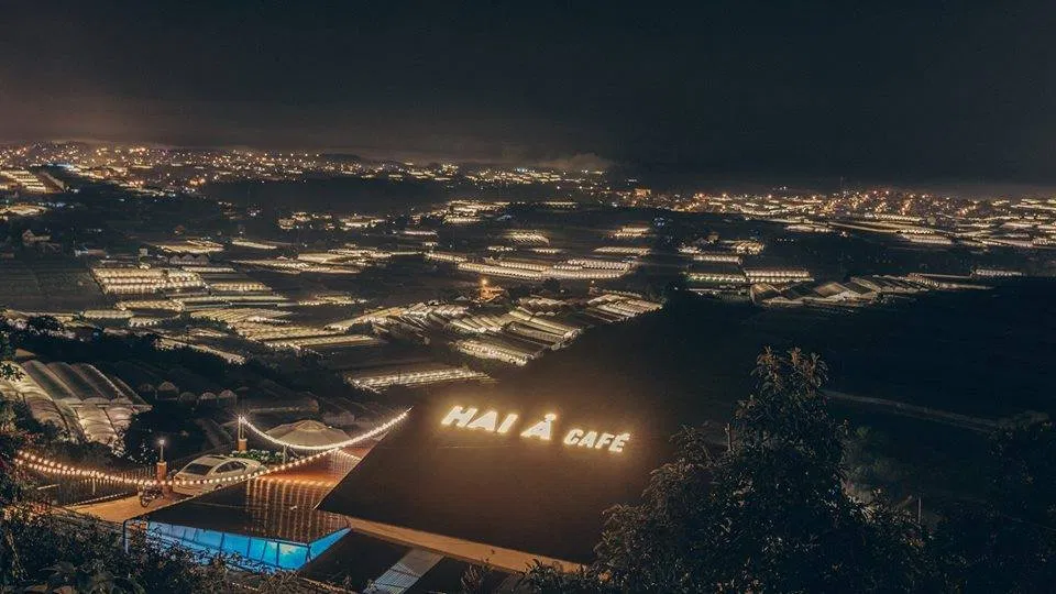 Quả View đích thực tại Hai Ả về đêm chẳng lẫn đi đâu được. (Ảnh: Fanpage Hai Ả Homestay - Cafe - Bakery)