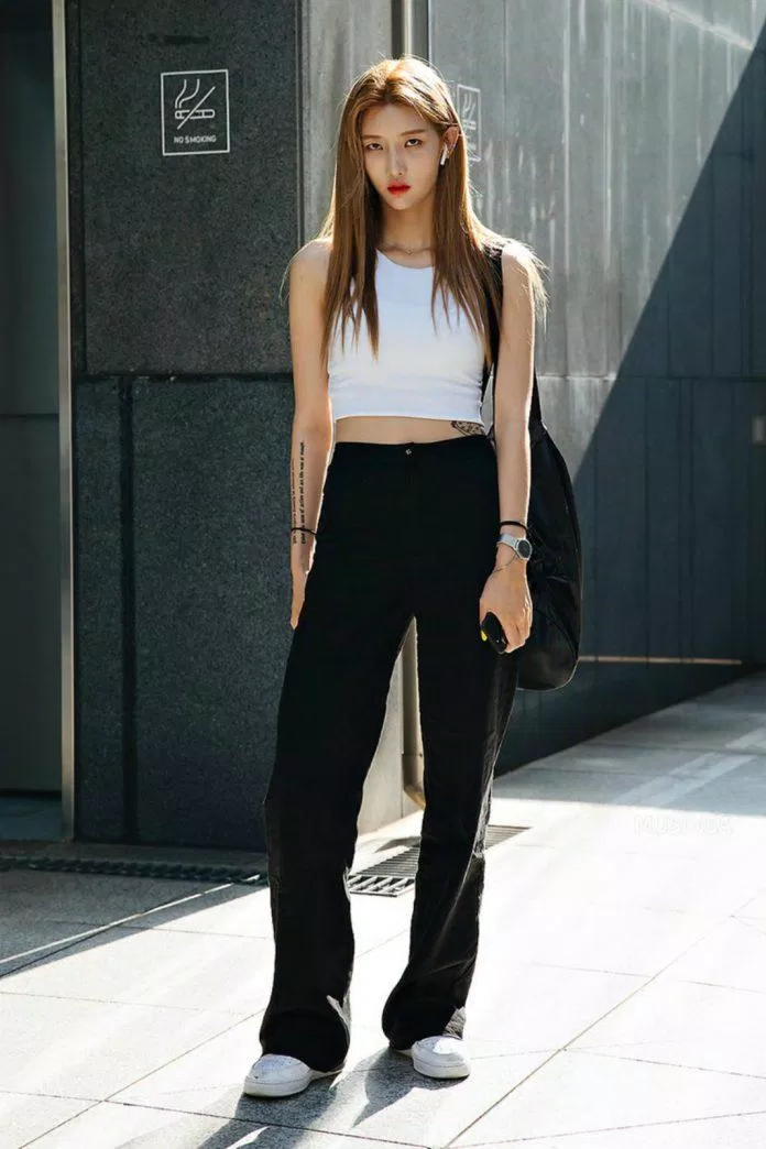 áo croptop kết hợp với quần jean cạp cao đen. (nguồn ảnh: internet)
