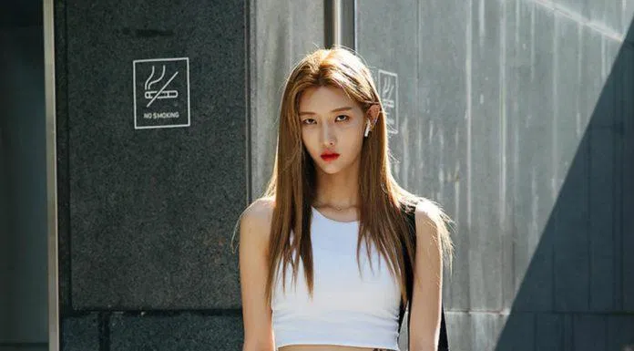 áo croptop kết hợp với quần jean cạp cao đen. (nguồn ảnh: internet) áo croptop kết hợp với quần jean cạp cao đen. (nguồn ảnh: internet)