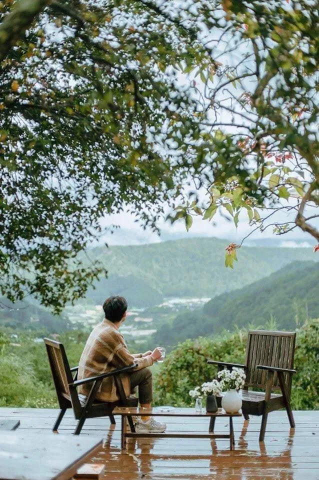 Quả view có thể ngắm cả bầu trời Đà Lạt, góc sống ảo điển hình tại Đợi Một Người (Ảnh: Fanpage Đợi Một Người)