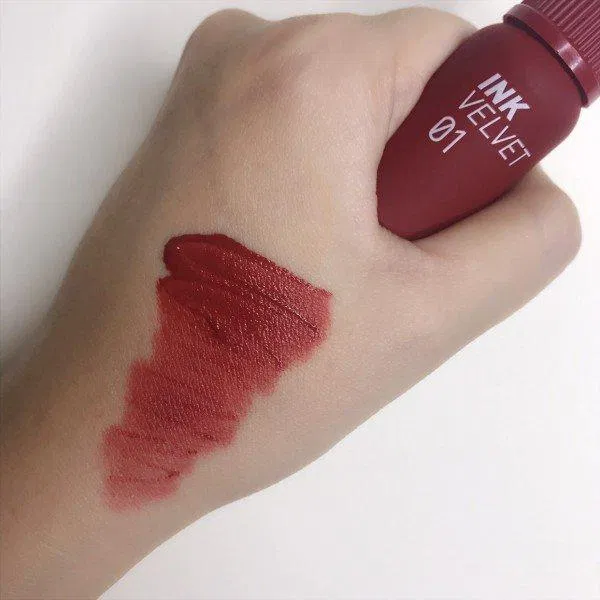 Màu son 01 Good Brick là tông màu dễ dùng, an toàn nhưng không vì thế mà kém đi độ trendy