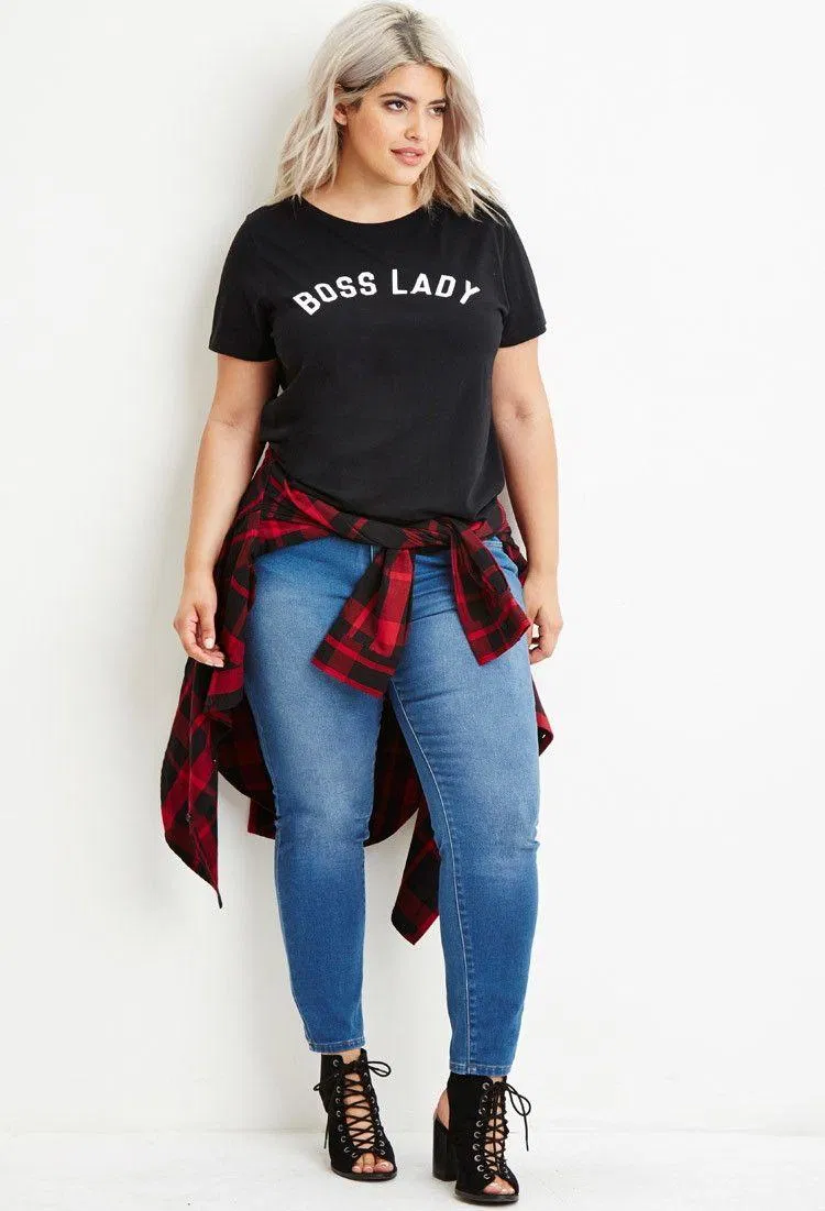 Áo thun phối quần jean cho người mũm mĩm. (nguồn ảnh: internet) Áo thun phối quần jean cho người mũm mĩm. (nguồn ảnh: internet)