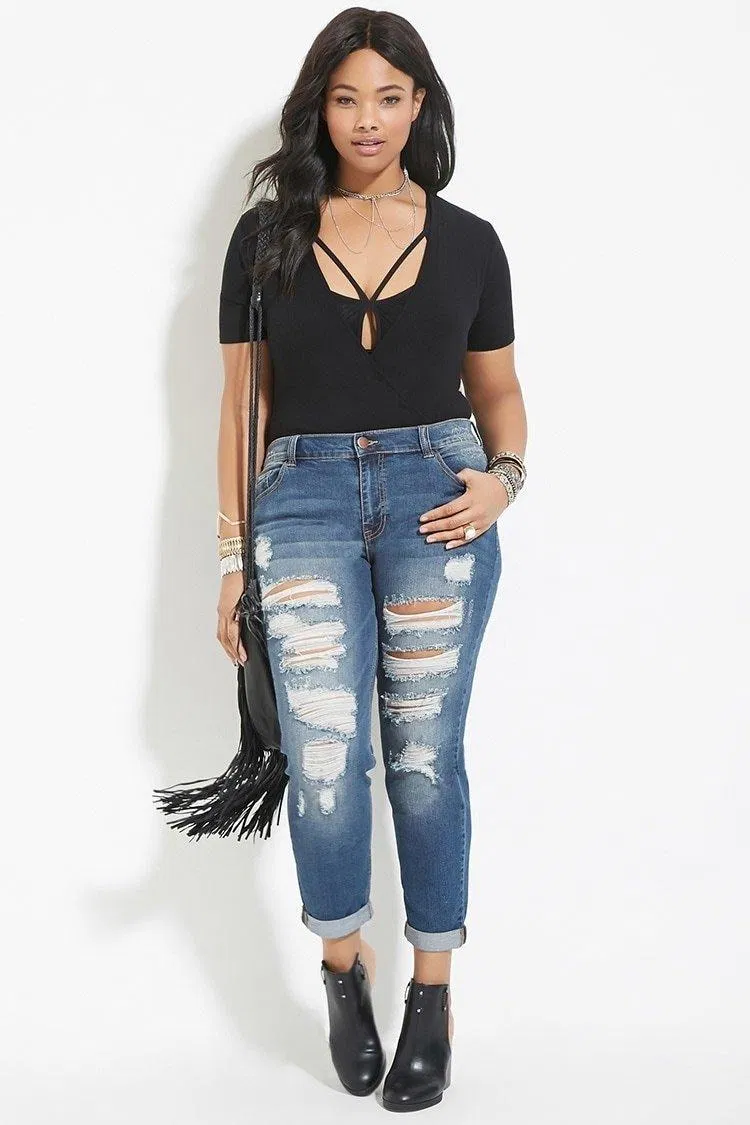 Quần jean rách phối áo thun đen (nguồn ảnh: internet) Quần jean rách phối áo thun đen (nguồn ảnh: internet)