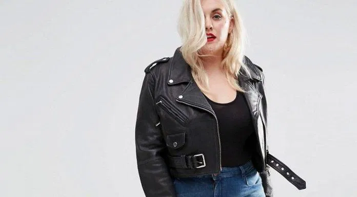 Phối áo khoác da biker với quần jean. (nguồn ảnh: internet) Phối áo khoác da biker với quần jean. (nguồn ảnh: internet)