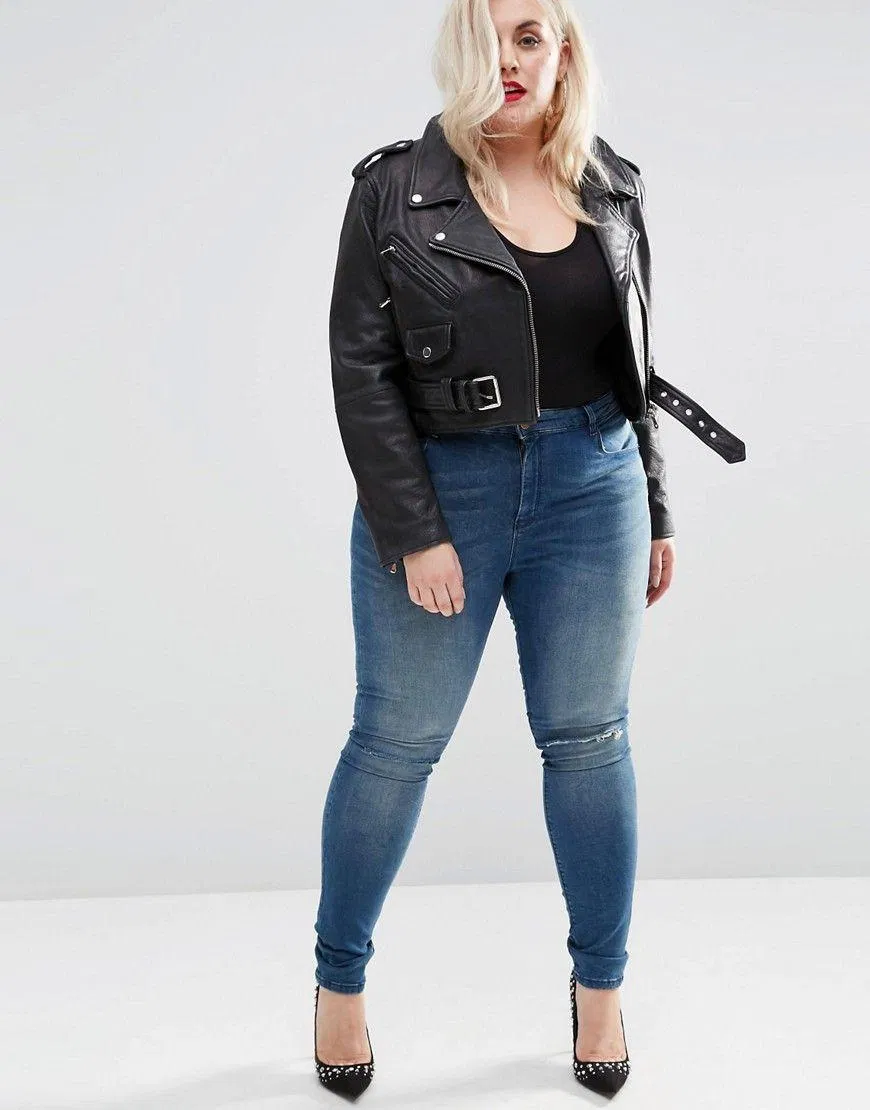 Phối áo khoác da biker với quần jean. (nguồn ảnh: internet) Phối áo khoác da biker với quần jean. (nguồn ảnh: internet)