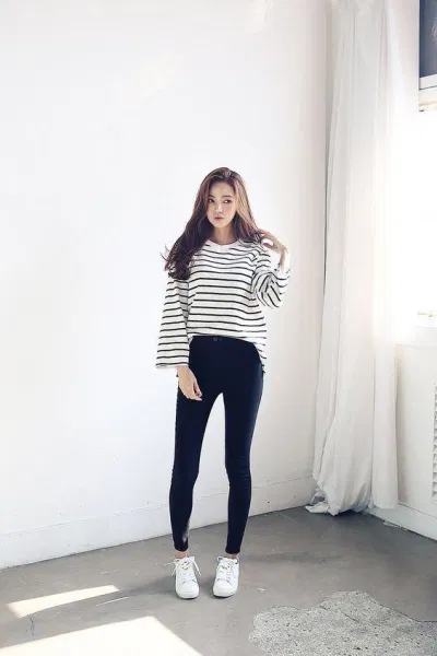 áo pull sọc đen trắng basic phối với quần jean skinny đen. (nguồn ảnh: internet.) áo pull sọc đen trắng basic phối với quần jean skinny đen. (nguồn ảnh: internet.)