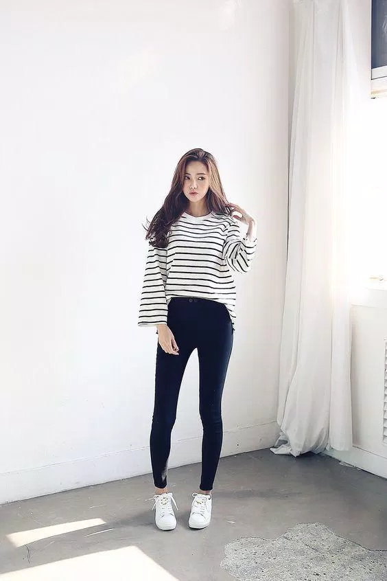 áo pull sọc đen trắng basic phối với quần jean skinny đen. (nguồn ảnh: internet.) 