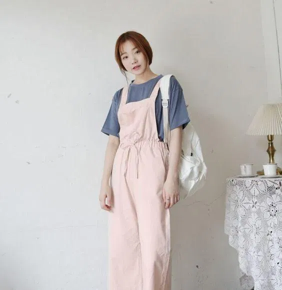 Quần yếm phối áo thun xanh. (nguồn ảnh: internet.) Quần yếm phối áo thun xanh. (nguồn ảnh: internet.)