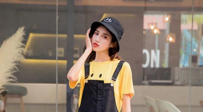 quần yếm phối áo thun vàng. (nguồn ảnh: internet) quần yếm phối áo thun vàng. (nguồn ảnh: internet)