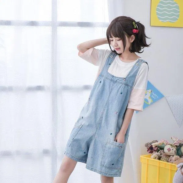 Quần yếm xanh mix cùng áo phông (Nguồn ảnh: Internet) Quần yếm xanh mix cùng áo phông (Nguồn ảnh: Internet)