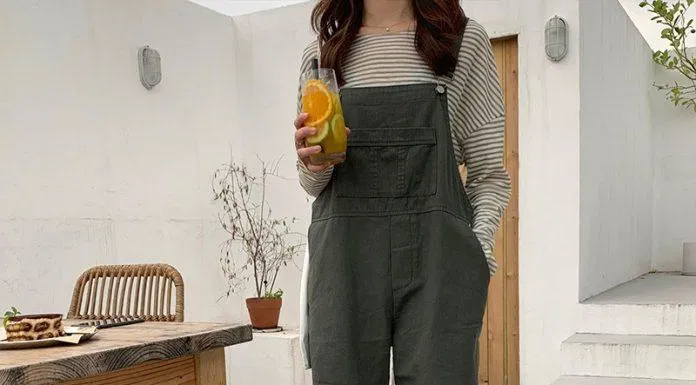 Quần yếm phối áo thun dài tay kẻ sọc. (nguồn ảnh: internet.) Quần yếm phối áo thun dài tay kẻ sọc. (nguồn ảnh: internet.)