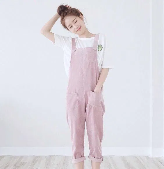 áo thun phối quần yếm. (nguồn ảnh: internet) áo thun phối quần yếm. (nguồn ảnh: internet)