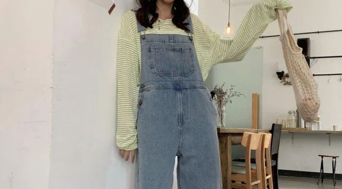 Quần yếm phối áo sweater kẻ sọc xanh lá. (nguồn ảnh: internet) Quần yếm phối áo sweater kẻ sọc xanh lá. (nguồn ảnh: internet)