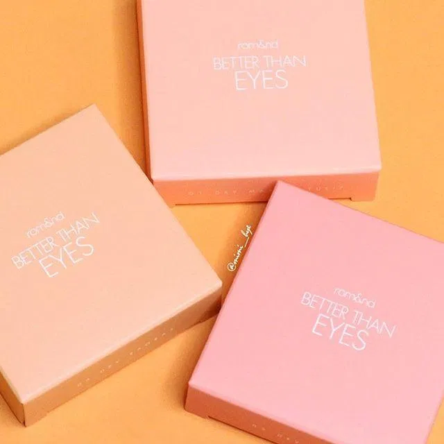 Phấn mắt Romand Better Than Eyes có thiết kế xinh xắn, nhỏ gọn, hộp giấy bên ngoài cùng màu với phần vỏ phấn (Ảnh: Internet) Bao bì gồm hộp giấy bên ngoài cùng màu với phần vỏ phấn