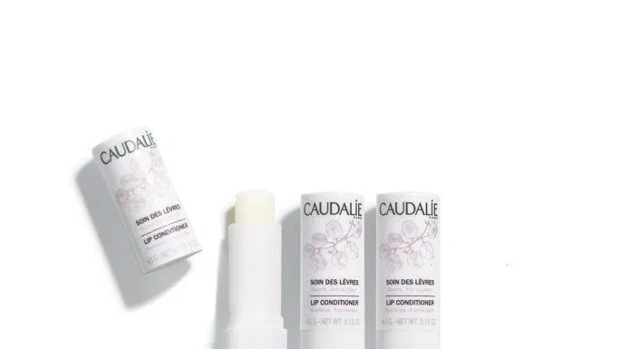 Trái với tưởng tượng của mình thì son dưỡng Caudalie có hương cam chanh tự nhiên, vô cùng dễ chịu. (Ảnh: Internet) Trái với tưởng tượng của mình thì son dưỡng Caudalie có hương cam chanh tự nhiên, vô cùng dễ chịu. (Ảnh: Internet)