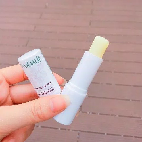 Hiệu quả trị thâm môi nhanh chóng chính là một điểm cộng "to đùng" của son dưỡng Caudalie. (Ảnh: Internet) Hiệu quả trị thâm môi nhanh chóng chính là một điểm cộng "to đùng" của son dưỡng Caudalie. (Ảnh: Internet)