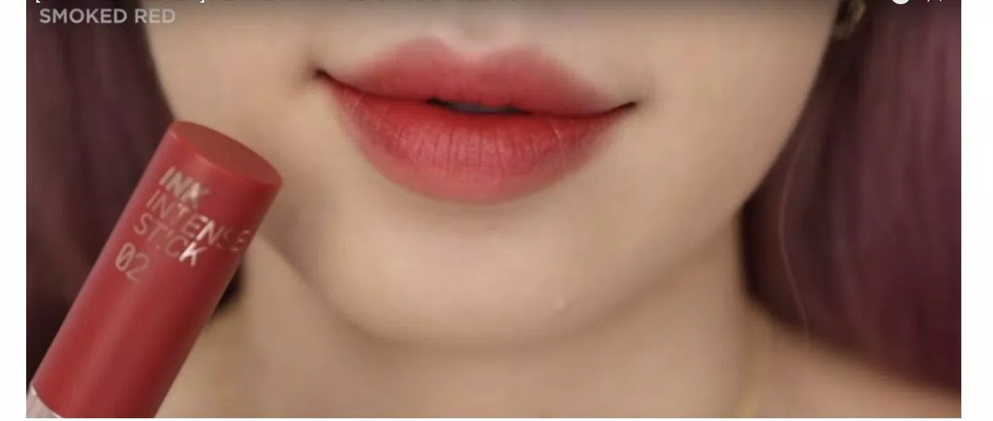 Sắc đỏ quyện chút đất mang đến nét quyến rũ, bí ẩn cho bạn (Ảnh: BlogAnChoi) Sắc đỏ quyện chút đất mang đến nét quyến rũ, bí ẩn cho bạn