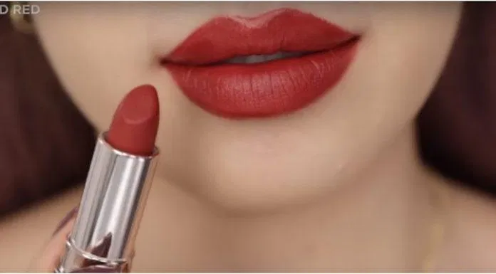 Sắc đất vừa phải nên các bạn đánh full môi cũng không bị dừ đâu nhưng nên makeup đi kèm để xinh nhất nhé