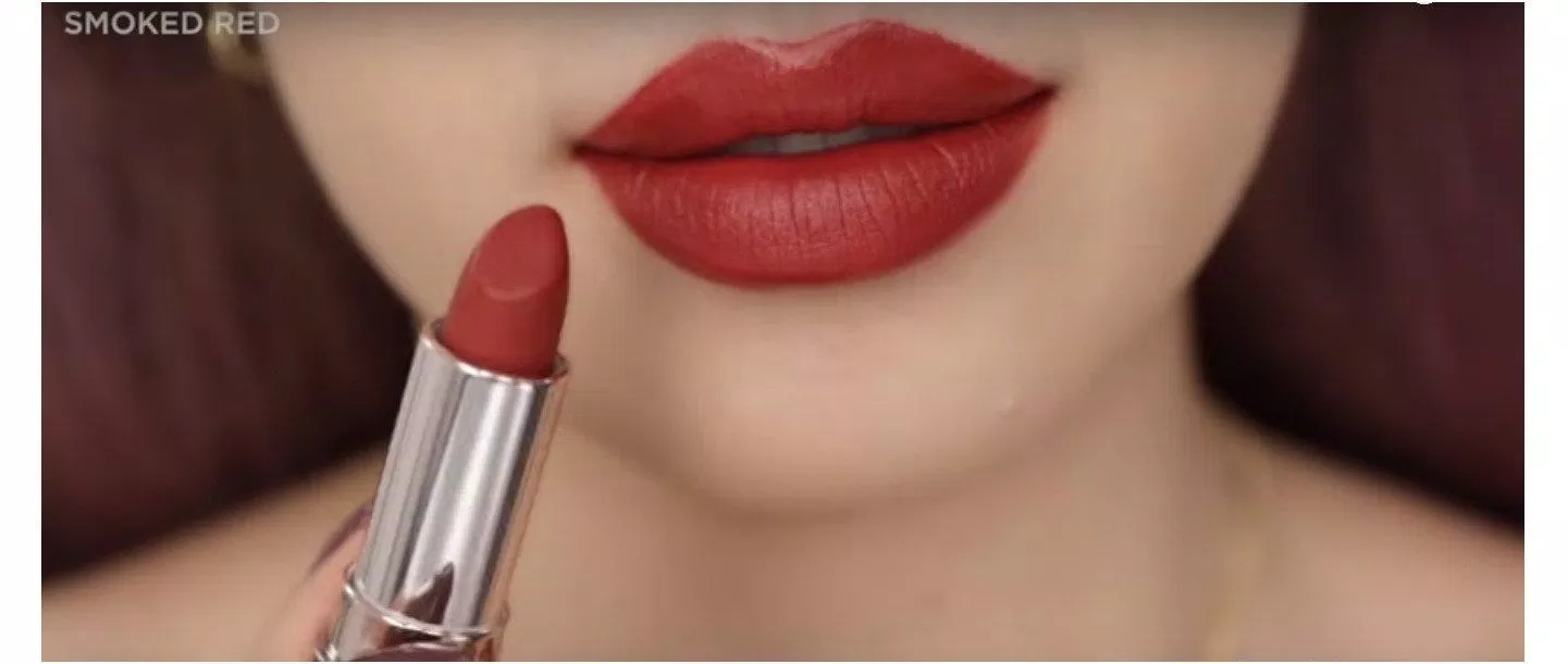 Sắc đất vừa phải nên các bạn đánh full môi cũng không bị dừ đâu nhưng nên makeup đi kèm để xinh nhất nhé (Ảnh: BlogAnChoi) Sắc đất vừa phải nên các bạn đánh full môi cũng không bị dừ đâu nhưng nên makeup đi kèm để xinh nhất nhé