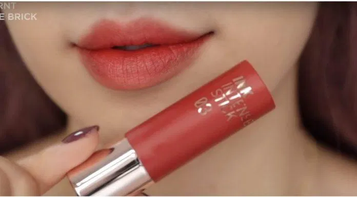 Sắc đất giúp trung hòa sự chói chang của cam và đỏ tạo nên tổng thể ấm áp và đằm thắm