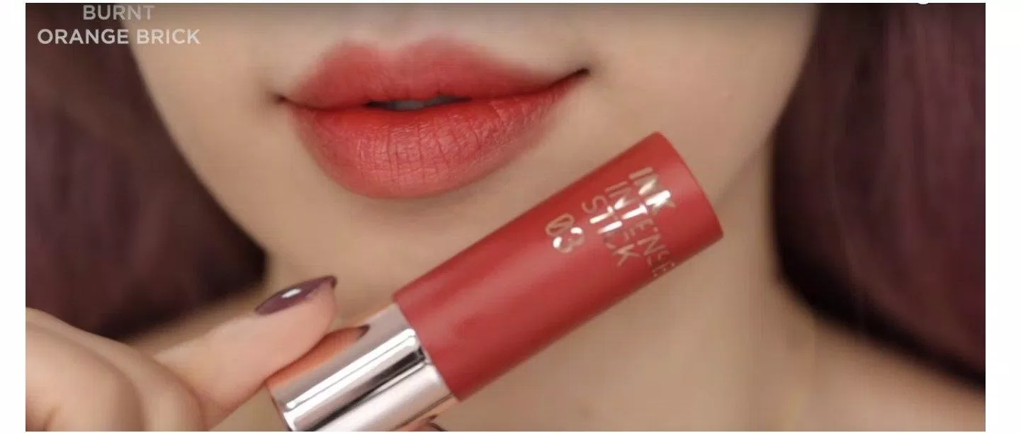 Sắc đất giúp trung hòa sự chói chang của cam và đỏ tạo nên tổng thể ấm áp và đằm thắm (Ảnh: BlogAnChoi) Sắc đất giúp trung hòa sự chói chang của cam và đỏ tạo nên tổng thể ấm áp và đằm thắm