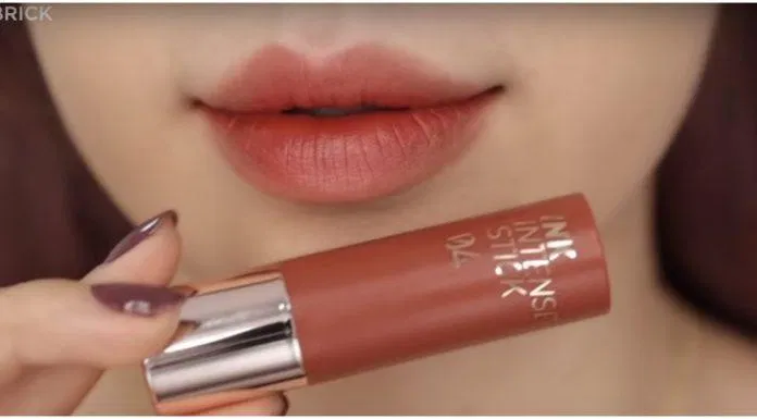 Màu này tạo nét thời thượng, sang chảnh, hợp với phong cách makeup Tây