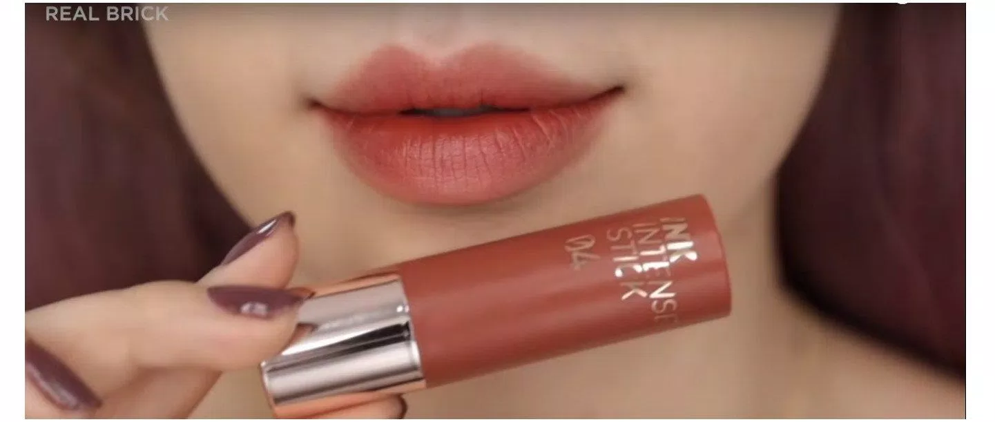 Màu này tạo nét thời thượng, sang chảnh, hợp với phong cách makeup Tây (Ảnh: BlogAnChoi) Màu này tạo nét thời thượng, sang chảnh, hợp với phong cách makeup Tây