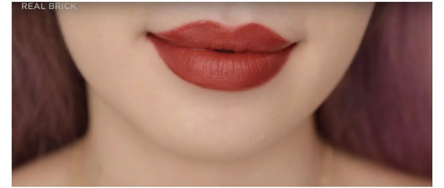 Sắc nâu nhỉnh hơn cả, vì vậy, nếu bạn đánh full môi thì nên trang điểm đi kèm nha (Ảnh: BlogAnChoi) Sắc nâu nhỉnh hơn cả, vì vậy, nếu bạn đánh full môi thì nên trang điểm đi kèm nha