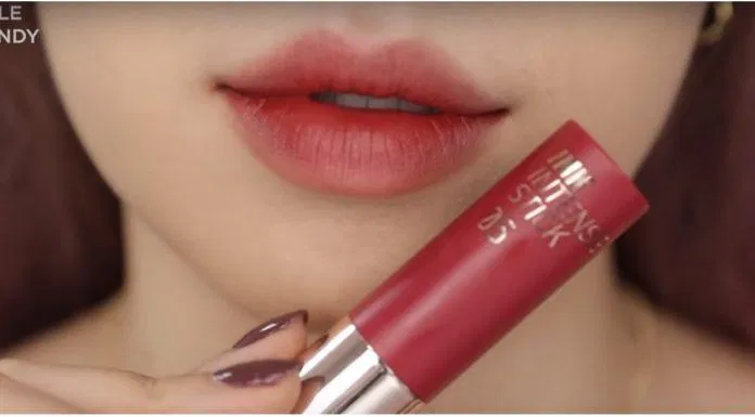 Màu son đằm thắm và dịu dàng, phù hợp với các bạn thích phong cách “bánh bèo” nha