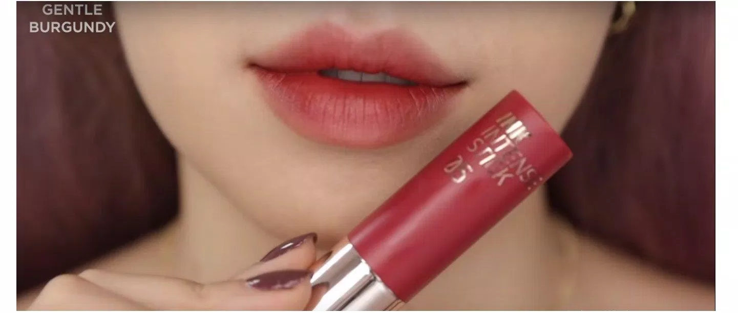 Màu son đằm thắm và dịu dàng, phù hợp với các bạn thích phong cách “bánh bèo” nha (Ảnh: BlogAnChoi) Màu son đằm thắm và dịu dàng, phù hợp với các bạn thích phong cách “bánh bèo” nha