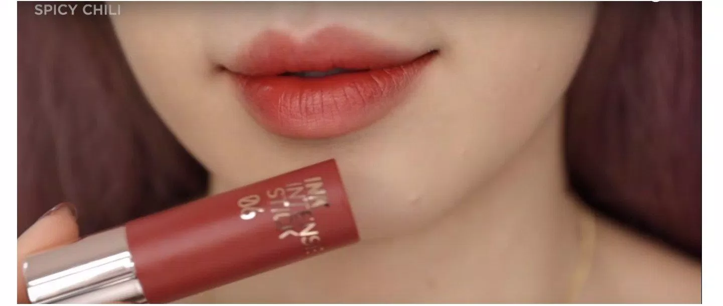 Dù bạn makeup kiểu nhẹ nhàng hay cá tính thì em này vẫn có thể cân hết (Ảnh: BlogAnChoi) Dù bạn makeup kiểu nhẹ nhàng hay cá tính thì em này vẫn có thể cân hết