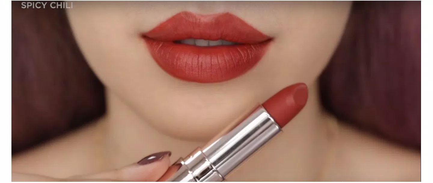 Màu son dễ dùng, có thể phối với nhiều kiểu makeup khác nhau, không kén tone da hay men răng, dịp gì dùng cũng đẹp (Ảnh: BlogAnChoi) Màu son dễ dùng, có thể phối với nhiều kiểu makeup khác nhau, không kén tone da hay men răng, dịp gì dùng cũng đẹp
