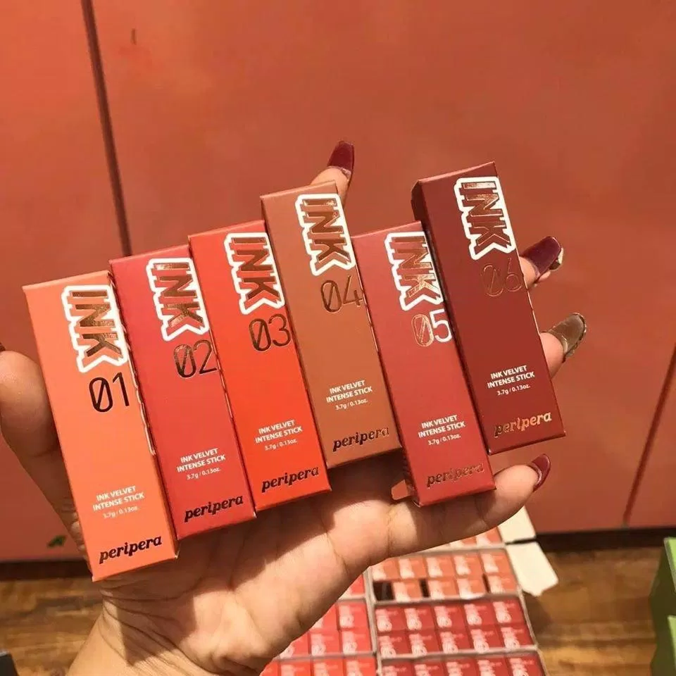 Son có hộp giấy cùng màu với màu son và in logo hãng (Ảnh: Internet) Son có hộp giấy cùng màu với màu son và in logo hãng