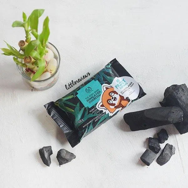 Chỉ sau thời gian ngắn sử dụng, da mình mịn màng hơn trông thấy. (Ảnh: Internet) Hương thơm the mát, dễ chịu của xà phòng rửa mặt The Body Shop khiến mình ấn tượng ngay lần đầu tiên. (Ảnh: Internet)