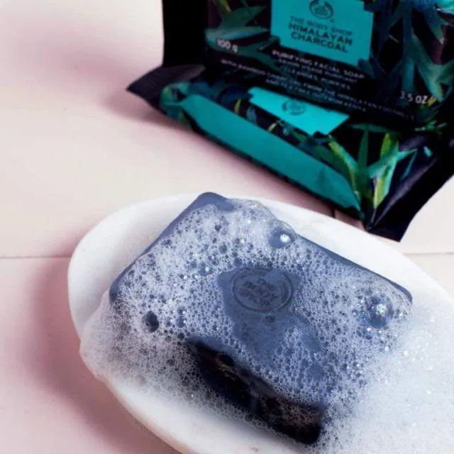 Giá thành phải chăng cùng hiệu quả sử dụng dài lâu, nàng nhất định không thể bỏ qua xà phòng rửa mặt The Body Shop. (Ảnh: Internet) Giá thành phải chăng cùng hiệu quả sử dụng dài lâu, nàng nhất định không thể bỏ qua xà phòng rửa mặt The Body Shop. (Ảnh: Internet)