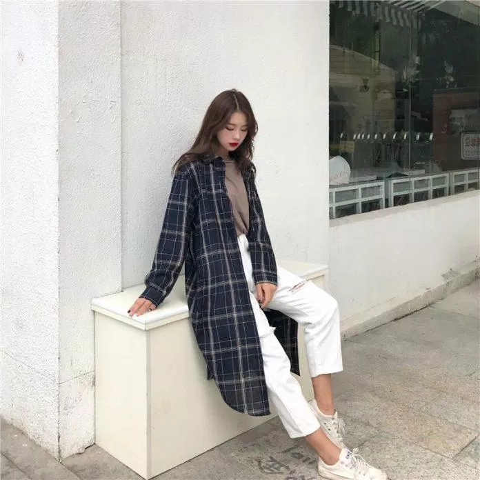 Sơ mi dáng dài phối quần jean trắng rách gối cá tính. (nguồn ảnh: internet) Sơ mi dáng dài phối quần jean trắng rách gối cá tính. (nguồn ảnh: internet)