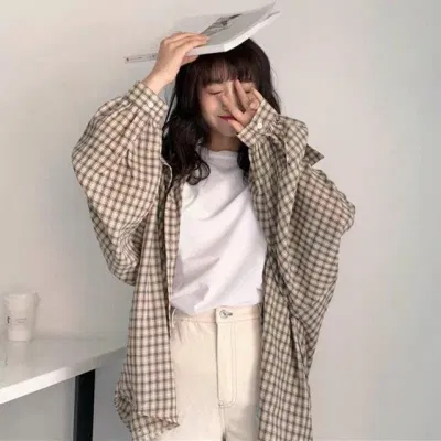 Áo sơ mi dáng dài tông màu sáng phối quần jean (nguồn ảnh: internet) Áo sơ mi dáng dài tông màu sáng phối quần jean (nguồn ảnh: internet)