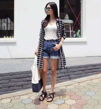 Áo khoác sơ mi dáng dài phối quần jean. (nguồn ảnh: internet) Áo khoác sơ mi dáng dài phối quần jean. (nguồn ảnh: internet)