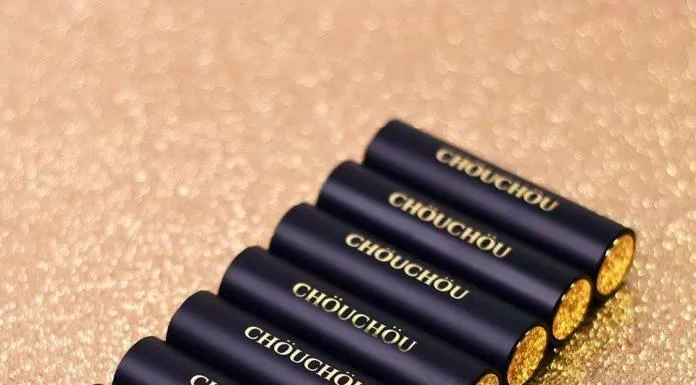 ChouChou Premium Matte 14K Gold Edition được thiết kế hoàn mỹ từ vỏ hộp đen đến thân son nhám lì đầy thanh lịch và sanh chảnh (nguồn: Internet)