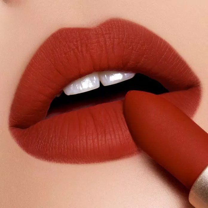 Màu đỏ gạch trầm nóng bỏng tạo nên cái nhìn sexy và lôi cuốn, một sự lựa chọn hoàn hảo cho mọi tone da (Ảnh: Internet) Màu đỏ gạch trầm nóng bỏng tạo nên cái nhìn sexy và lôi cuốn, một sự lựa chọn hoàn hảo cho mọi tone da (Ảnh: Internet)