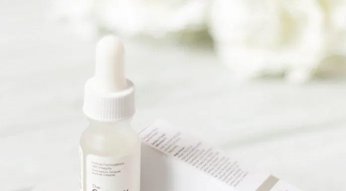 Tinh chất trị mụn The Ordinary Salicylic Acid 2% Solution có thiết kế tối giản mang đậm phong cách đặc trưng của hãng. (nguồn: Internet)