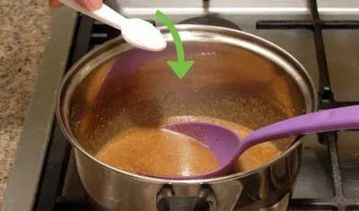 Thêm vào nước xốt caramen một muỗng cà phê baking soda Thêm vào nước xốt caramen một muỗng cà phê baking soda (Ảnh: Internet)