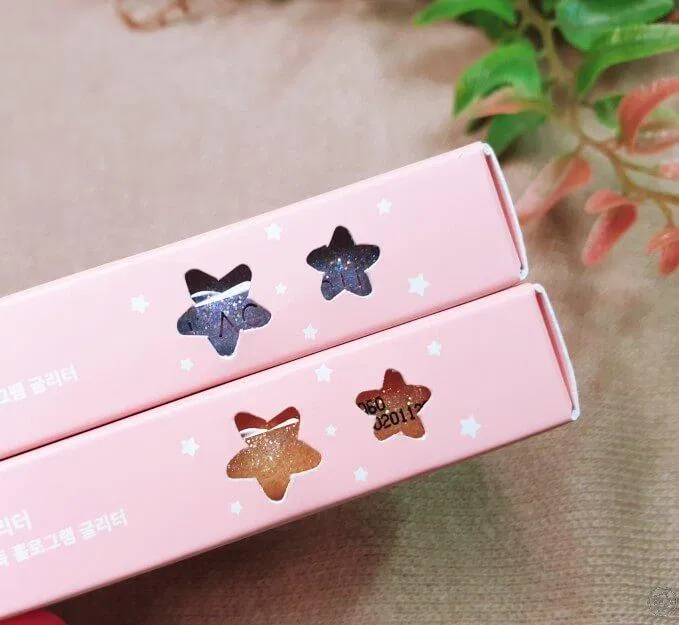 Vỏ hộp màu hồng phấn với hai ngôi sao có thể nhìn thấy được thỏi nhũ mắt bên trong Vỏ hộp màu hồng phấn với hai ngôi sao có thể nhìn thấy được thỏi nhũ mắt bên trong (Ảnh: Internet)