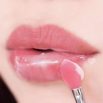 Dùng cọ chuyên dụng (nếu có) hoặc dùng tay thoa đều một lớp mặt nạ mỏng nhẹ lên môi Dùng cọ chuyên dụng (nếu có) hoặc dùng tay thoa đều một lớp mặt nạ mỏng nhẹ lên môi (Ảnh: BlogAnChoi)
