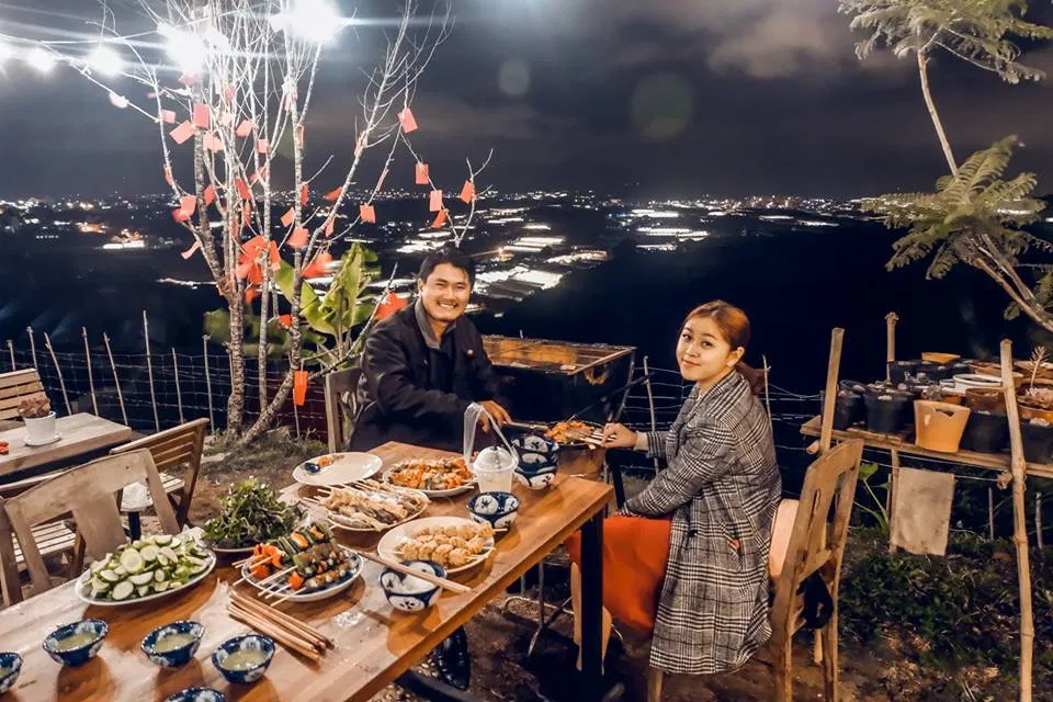 Tiệc trà Hai Ả của những vị khách (Ảnh: Fanpage Hai Ả Homestay - Cafe - Bakery)