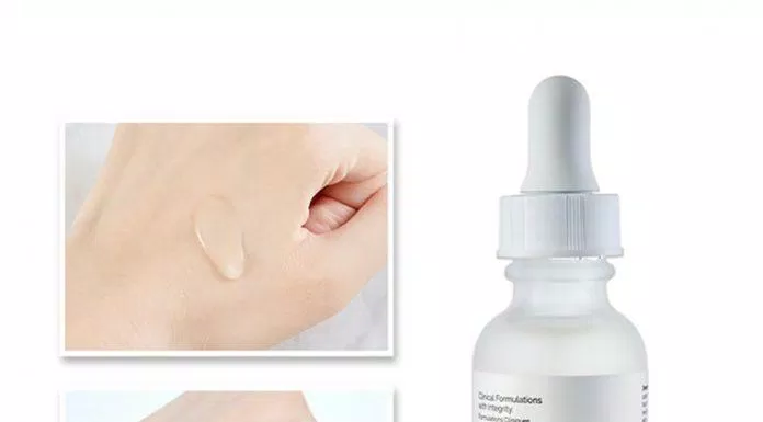 The Ordinary Salicylic Acid 2% Solution có kết cấu lỏng và hơi nhờn dính trên da. (nguồn: Internet)